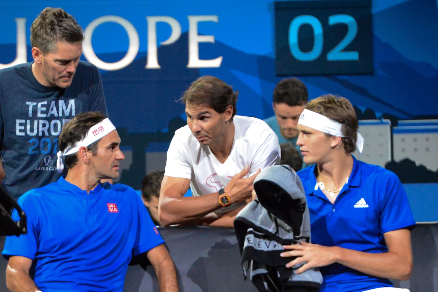 Rafael Nadal (keskel, valges) jagab Roger Federerile ja Alexander Zverevile paarismängu pausi ajal õpetussõnu.
