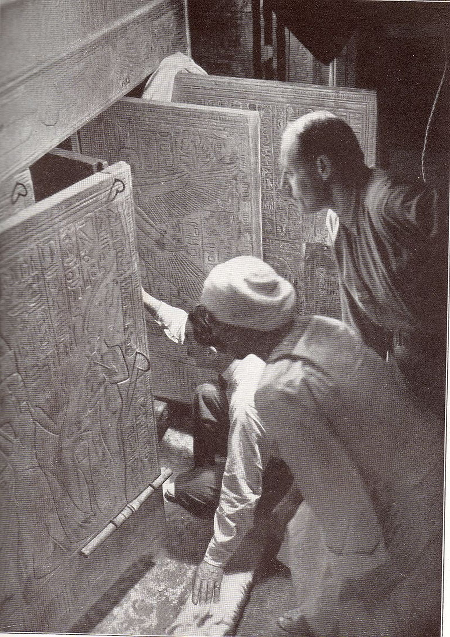 Kārters atver Tutanhamona kapenes.