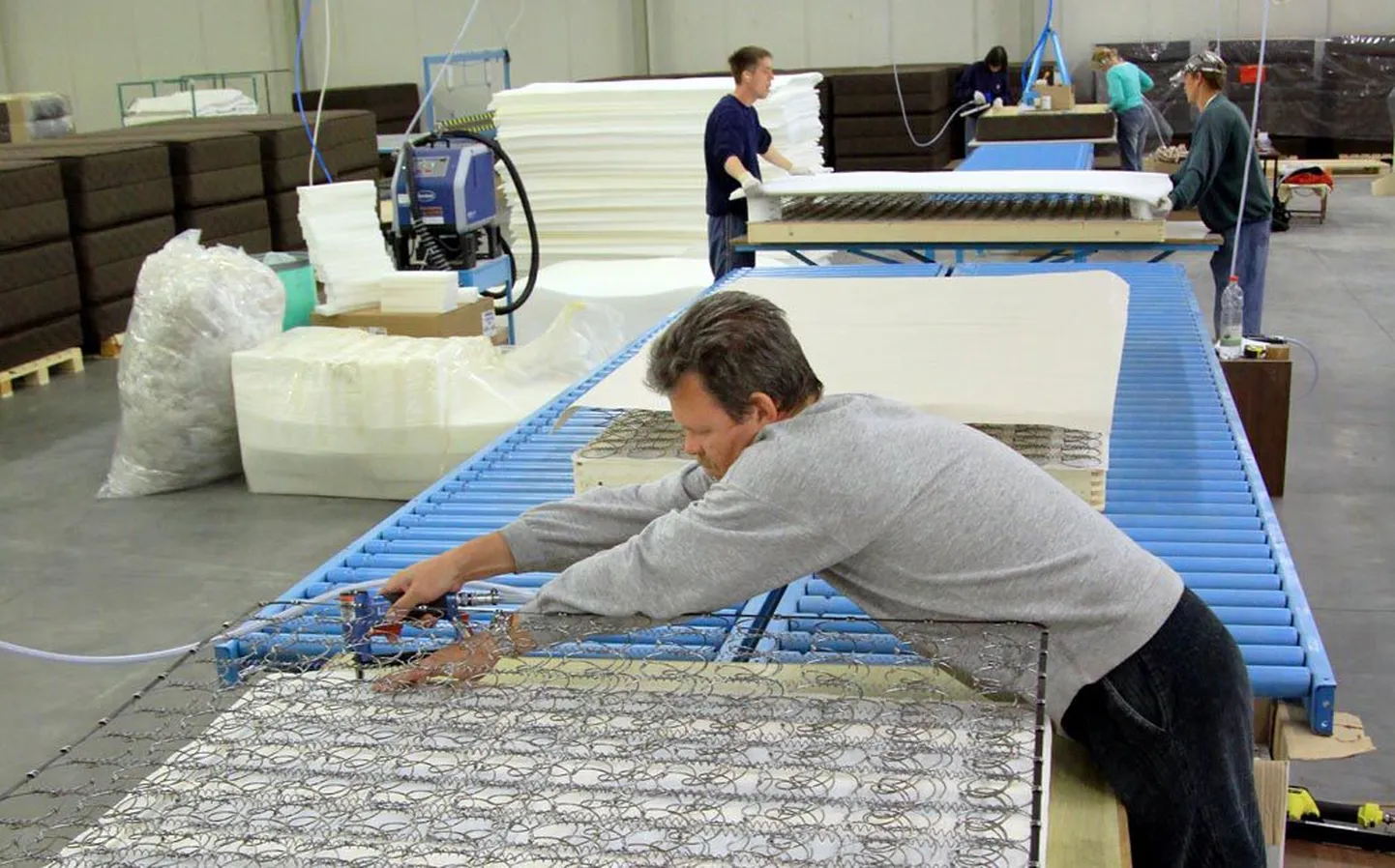 Pärnus linakombinaadist vabaks jäänud tootmispinnal alustas AS Wendre vedrustusega voodite valmistamist ja sel nädalal läks teele esimene toodang. Täishoo saab tootmine juuli lõpuks ning tööd 30 inimest.