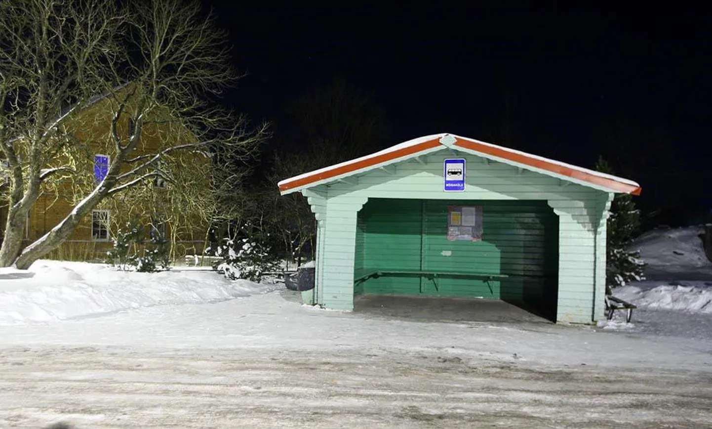 Sõitasoovija ei kiirustanud Mõisaküla ootekoja kõrval suitsetamisega, sest bussijuht ei avanud uksi. Bussijuht ei avanud aga uksi, sest inimene suitsetas rahulikult ega ilmutanud soovi bussile pääseda.