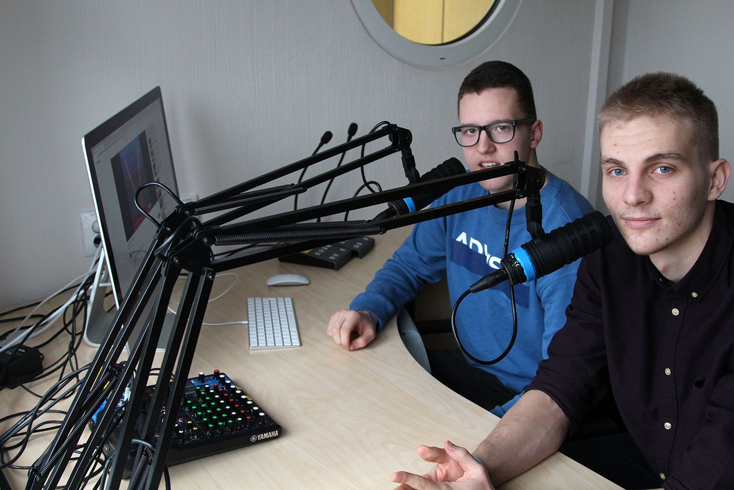 Paide gümnaasiumi õpilased Rauno Uusleer (vasakul) ja Sten Perillus tulid välja raadiosaatega «2 miljonist».