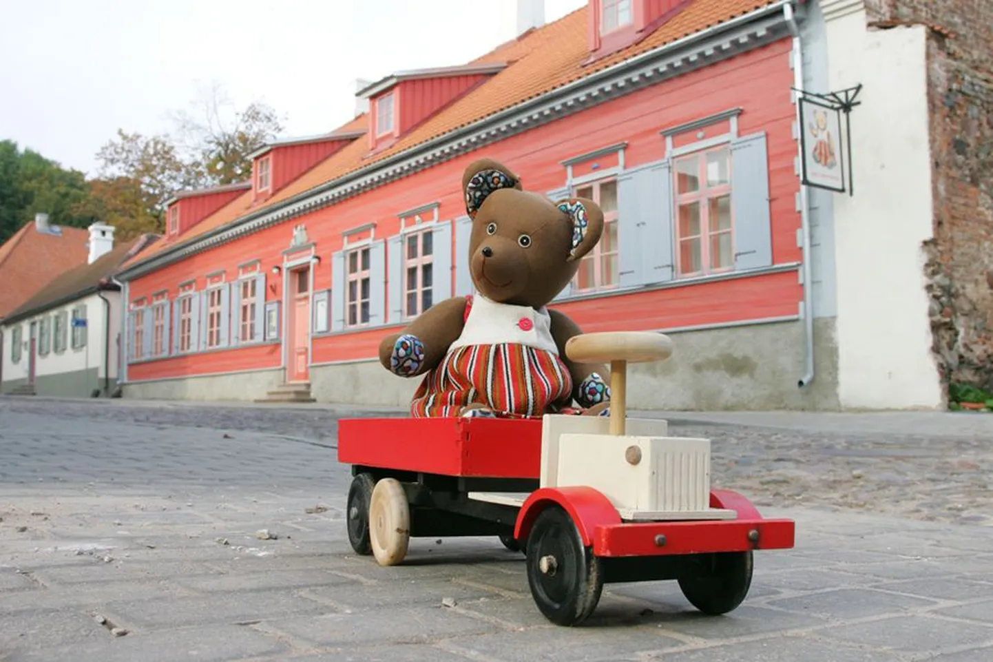 Karu Lillekäpp ootab muuseumi ees lapsi.
