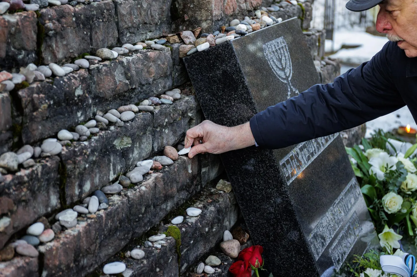 27. jaanuaril mälestati holokausti ja teiste inimsusvastaste kuritegude ohvreid Tallinnas Rahumäe juudi kalmistul riikliku mälestustseremooniaga.