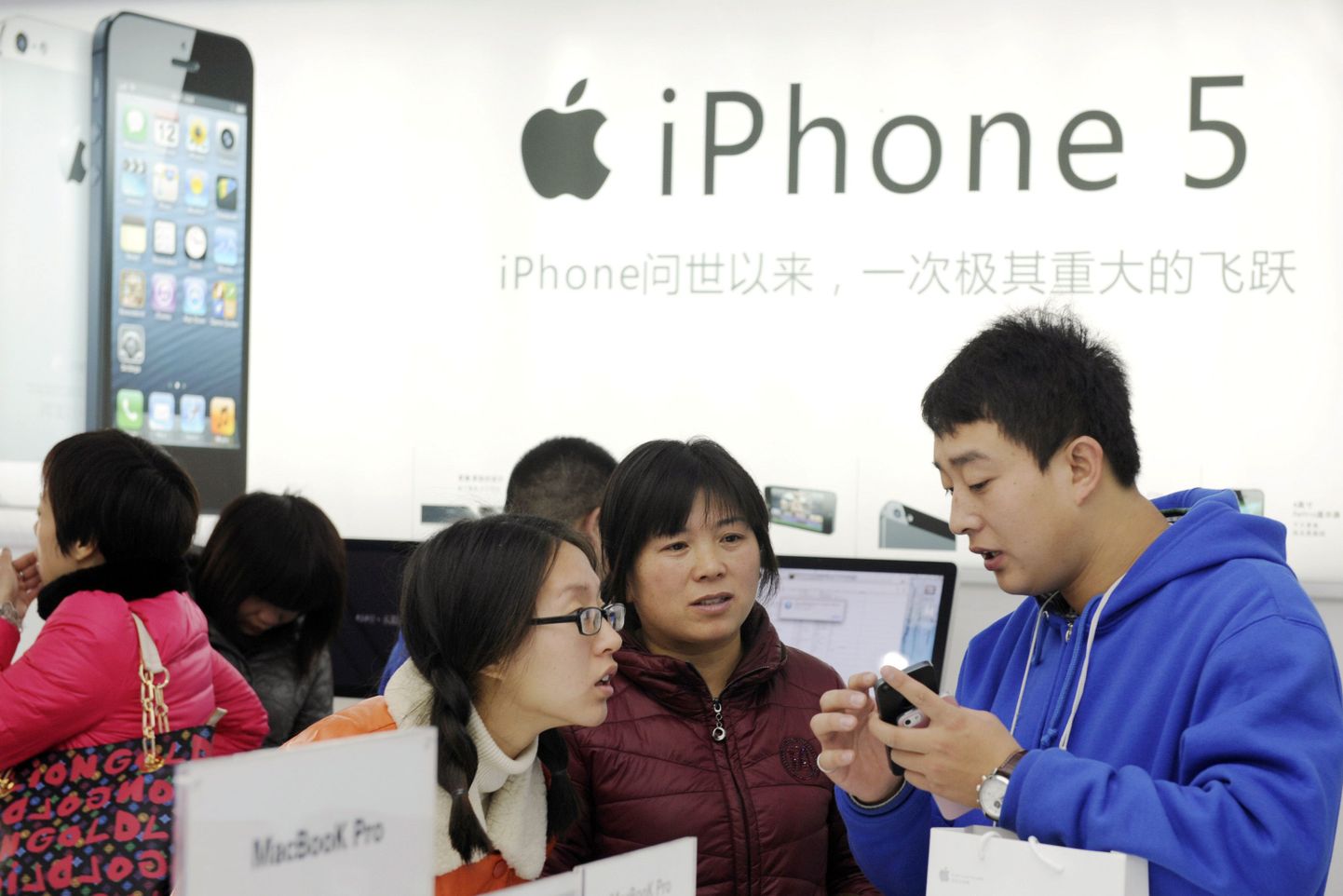 Apple'i poe müüja tutvustab Ida-Hiinas Dongyangis klientidele iPhone 5-te.