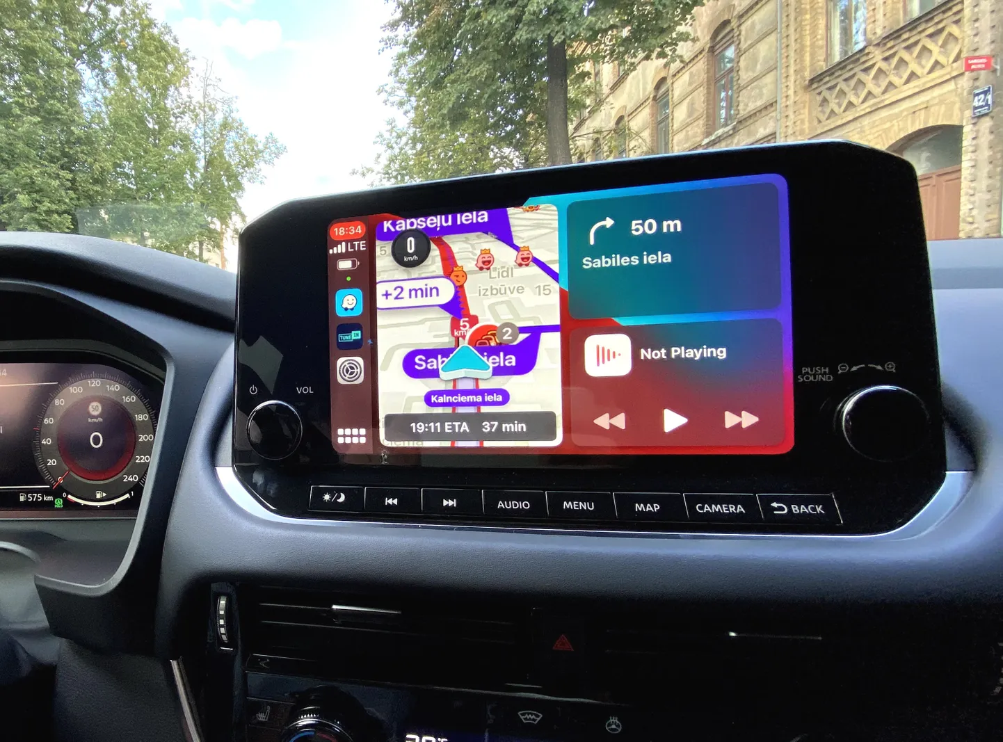 Mobilā lietotne Waze automašīnā