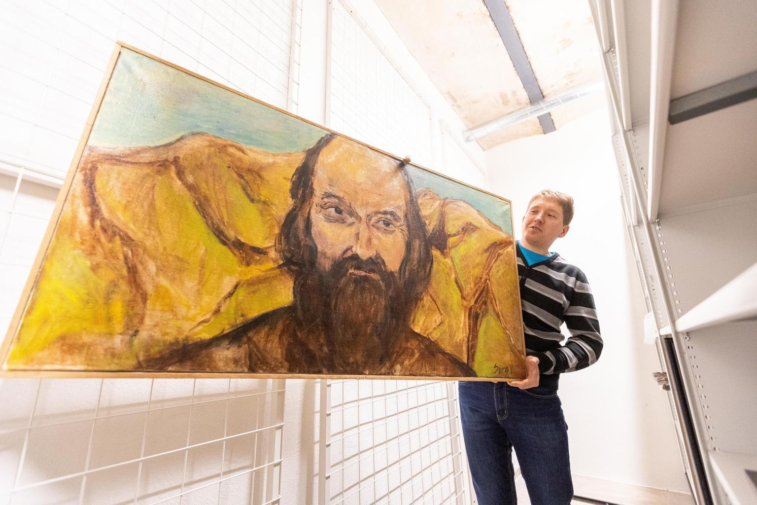 Järvamaa muuseumi teadusjuht Ründo Mülts andis kunstnik Sorge maali Arvo Pärdist muusikanurka mõneks ajaks laenule.