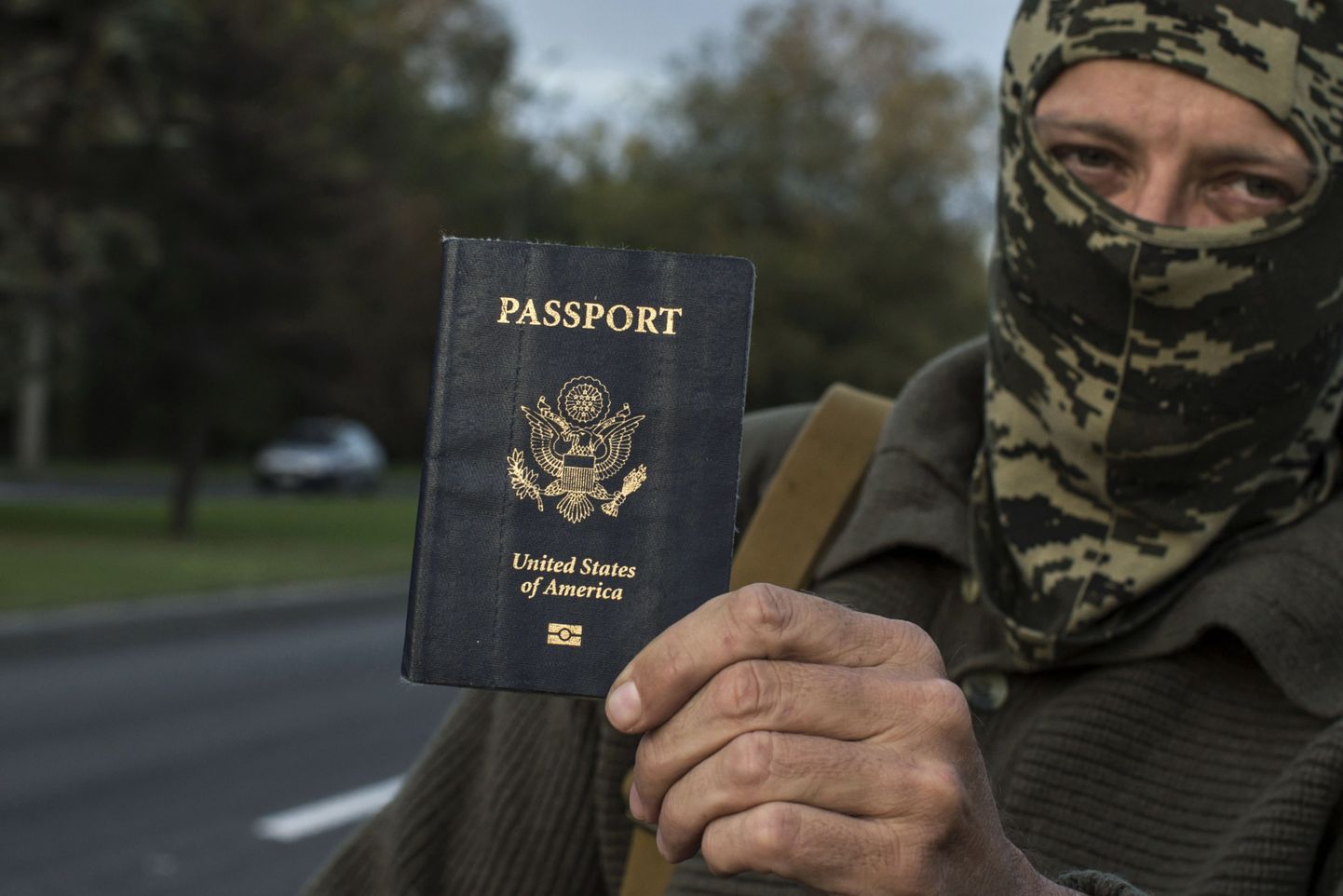 Ida-Ukrainas sõdiv ameeriklane Hunter oma USA passi näitamas