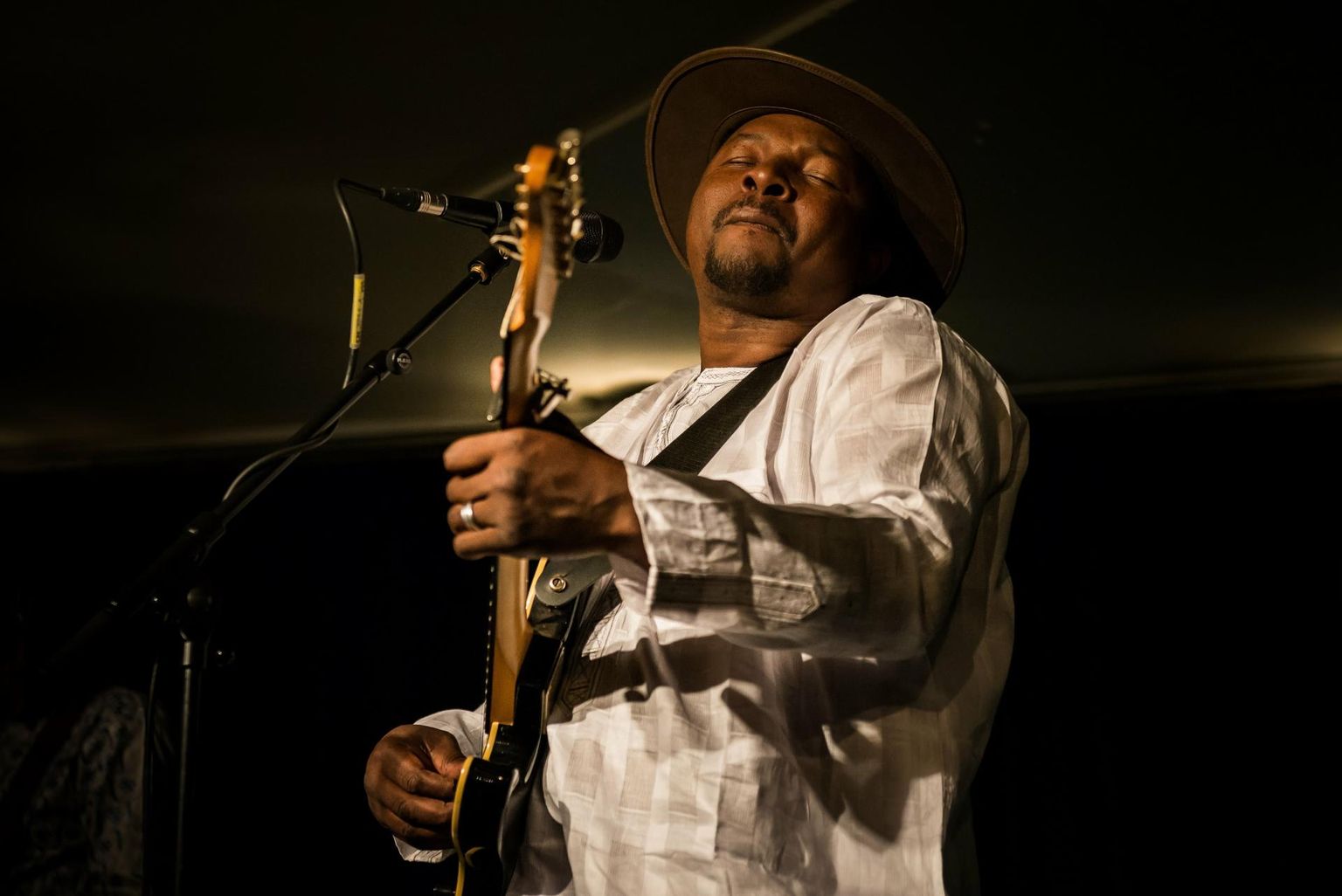 Samba Touré, kelle muusikaajakirja Songlines lugejad on aasta artistiks valinud, astub Viljandis lavale kaks korda.