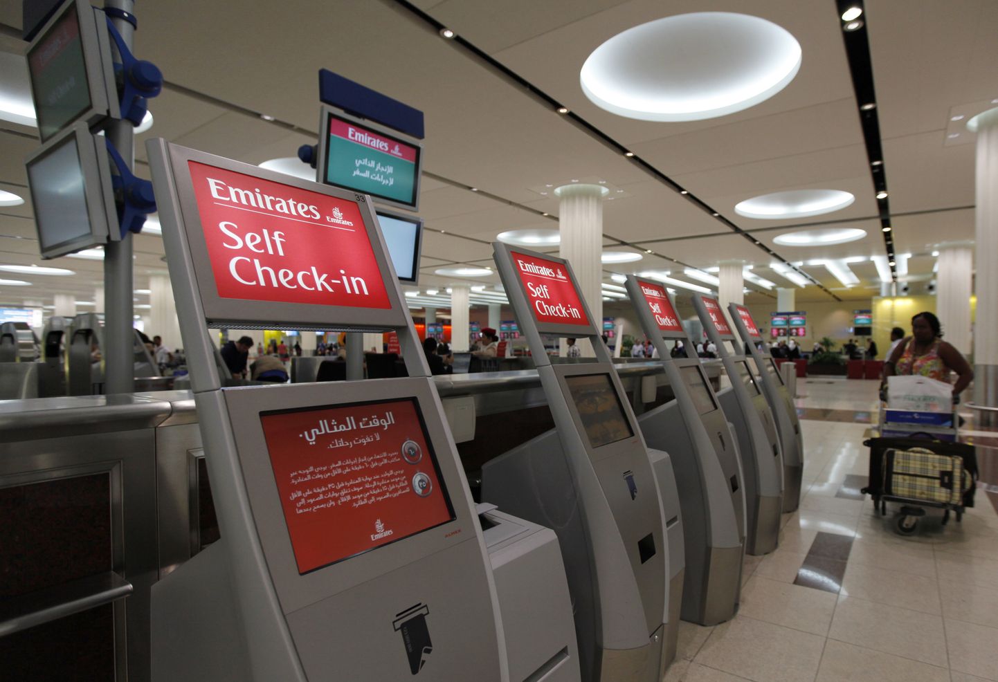 Dubai lennujaamas olevad iseteenindus keskused, kus saab end lennule registreerida