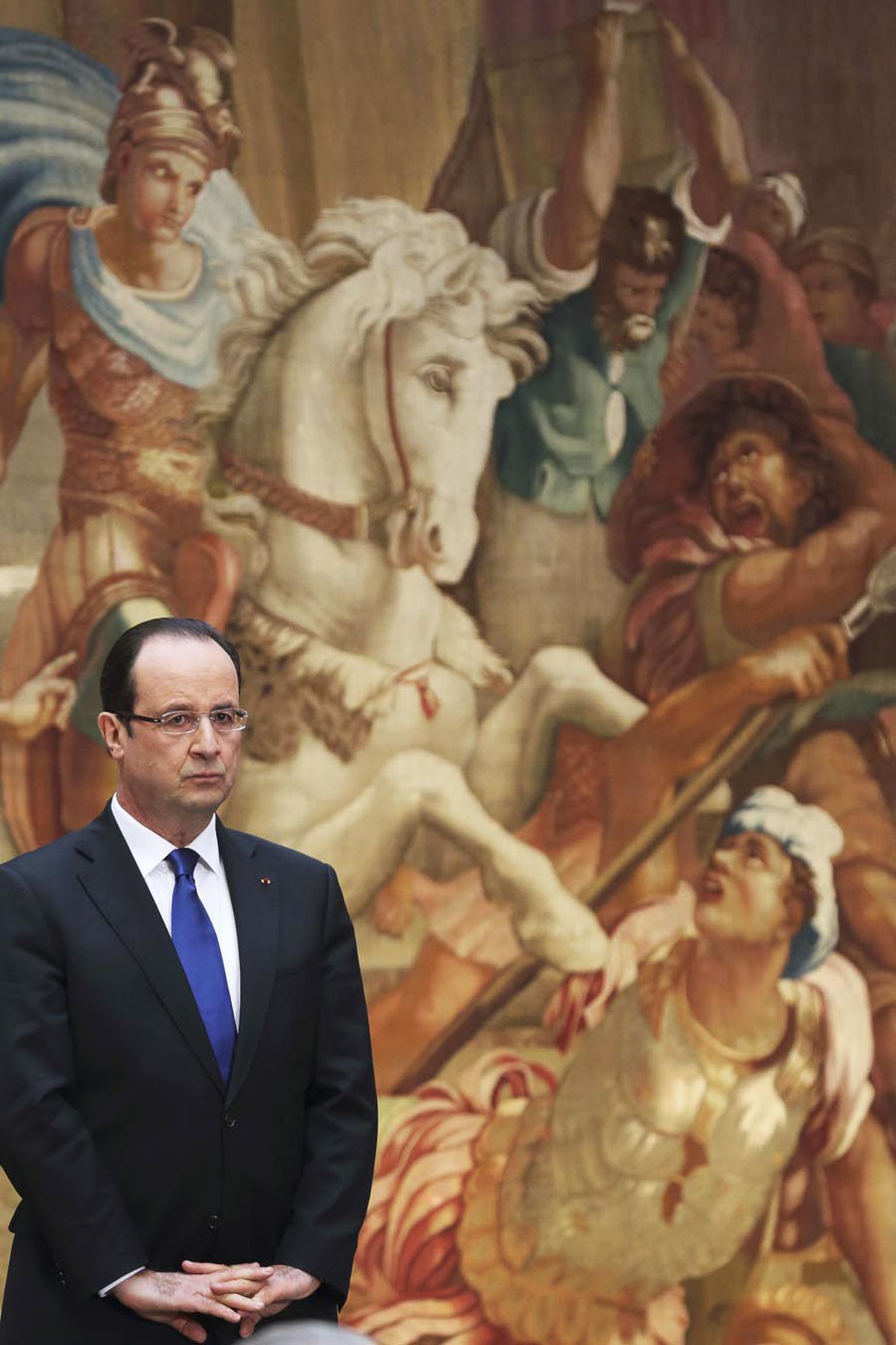 François Hollande Élysée palees itaalia maalikunstniku Raffaeli teose «Heliodoruse väljaajamine templist» koopia taustal. Paljud prantslased näeksid meelsasti ka Hollande’i presidendipaleest lahkumas.