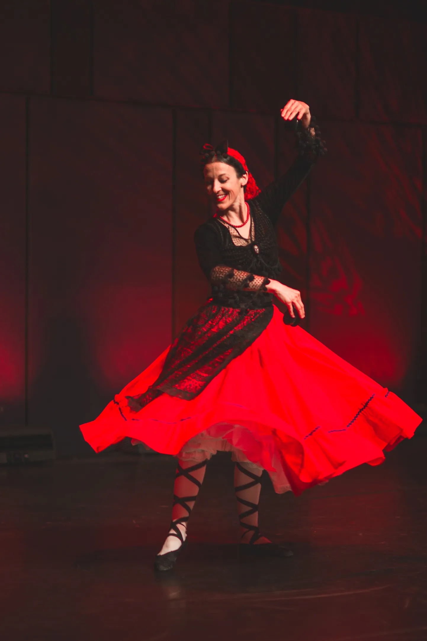 "Olé de la Curra", tantsib Kalli Pikas. Tartu stuudio Duende tegeleb flamenkotantsu, kõhutantsu ning india klassikalise tantsu õpetamisega ja näitab oma oskusi pühapäeval Kohtla-Järvel.