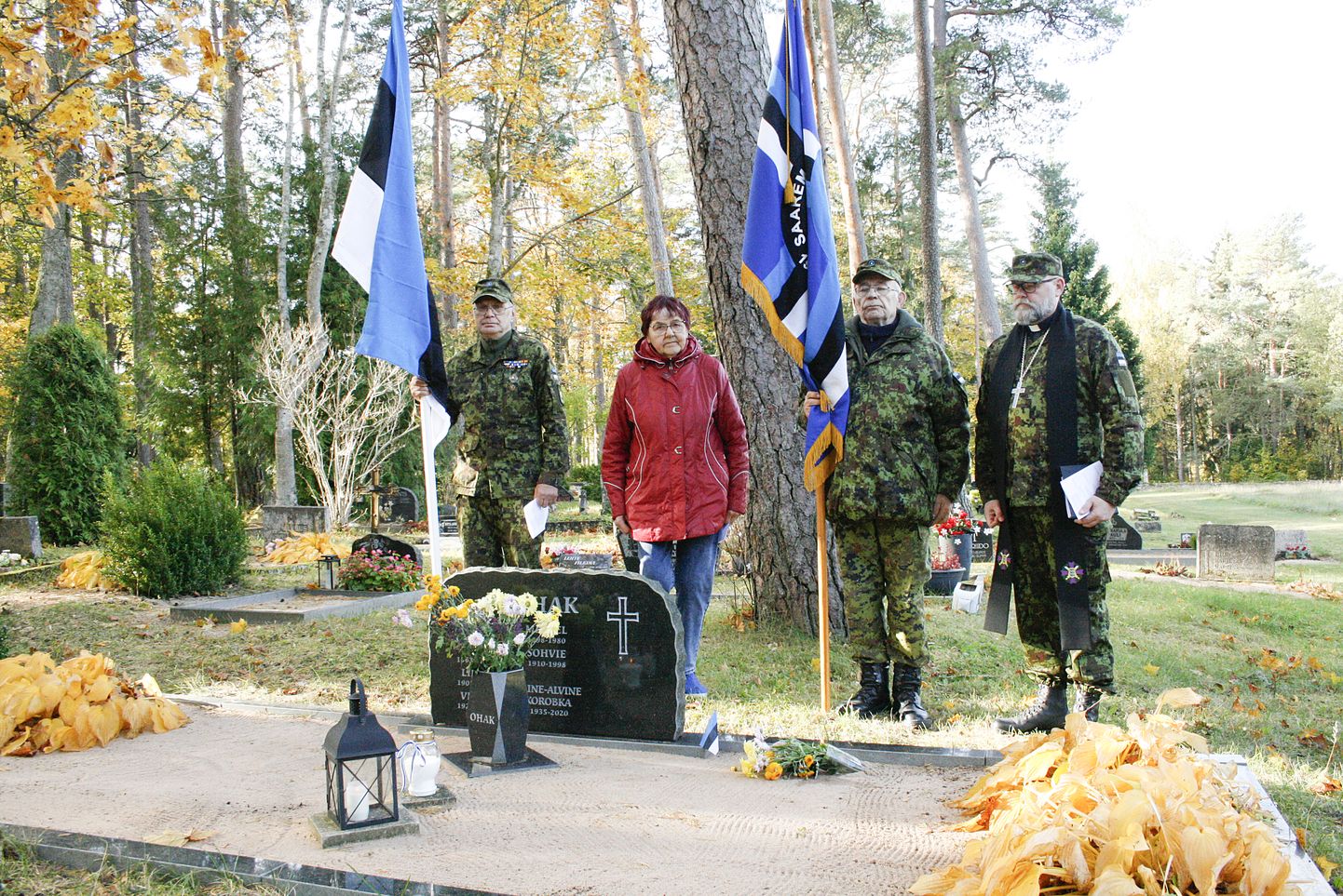 Kangelase haual Kärla kalmistul: Vabadusristi kavaleri Mihkel Ohaku haual seisavad Sulev Metshein, Aime Haamer, Paul Aav ja Hannes Nelis.