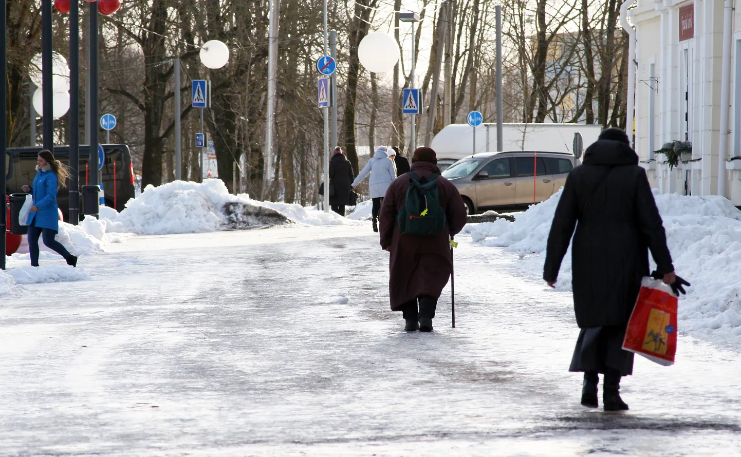 Даже с виду чистые дороги сейчас могут таить опасность - очень скользко.