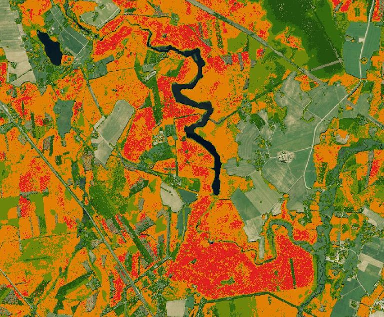 Näide Maa-ameti Eesti taimkatte kõrguse kaardist. Punasega on kujutatud taimestik, mille kõrgus on üle 30 meetri maapinnast, oranžiga 20–30 m kõrgune taimestik ja rohekate toonidega madalam taimestik.