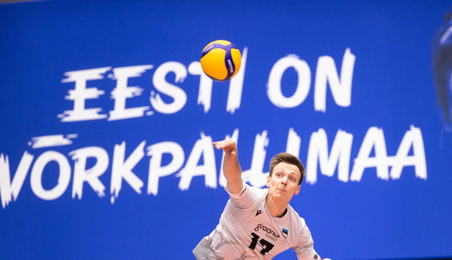 Serv on miski, millele Eesti koondis on peatreener Cédric Énardi käe all palju rõhku pannud. Pildil saadab vastaste poole «tervituse» Timo Tammemaa.