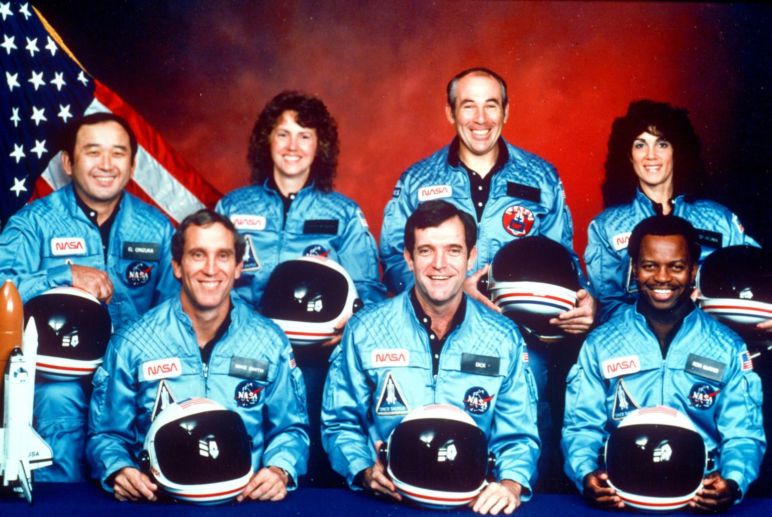 Challengeri meeskond  alates vasakult ülevat: Ellison Onizuka, Mike Smith, Christa McAuliffe, Dick Scobee, Greg Jarvis, Ron McNair ja Judith Resnik