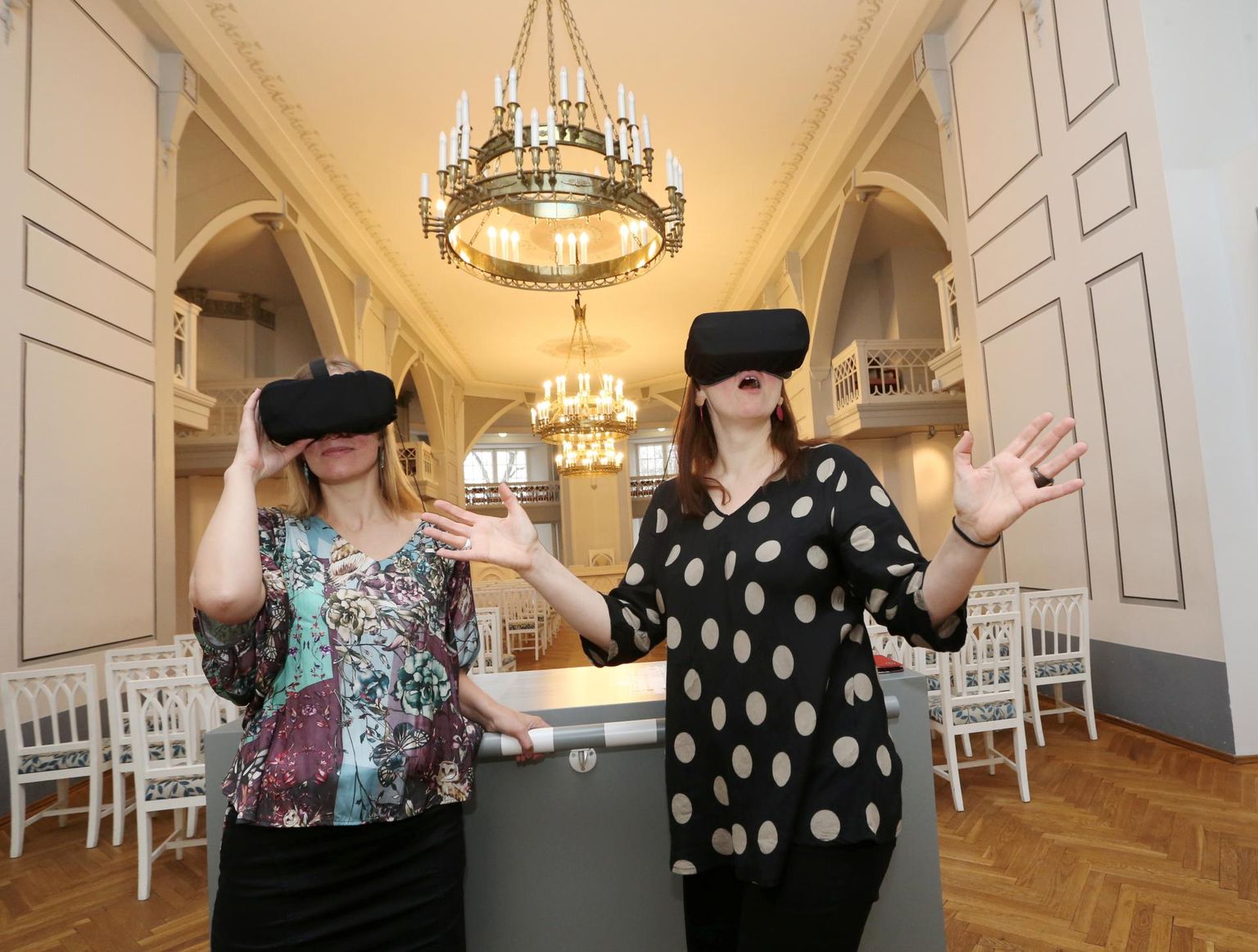 Tartu ülikooli muuseumi direktor Mariann Raisma (paremal) ja haridusvaldkonna juht Tiiu Kreegipuu üllatuvad virtuaalreaalsuse prille pähe pannes avanevast vaatepildist iga kord, mil seda näevad.