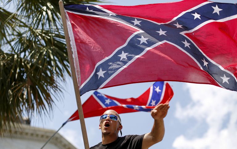Ku Klux Klani liige Konföderatsiooni lipuga. Foto: Scanpix