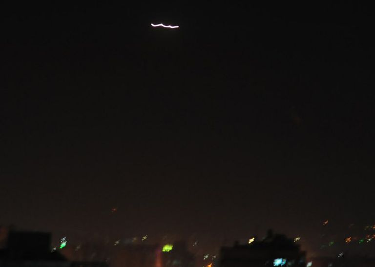 Süüria õhukaitse avas õhtul pealinna Damaskuse lähedal tule vaenulike sihtmärkide pihta.