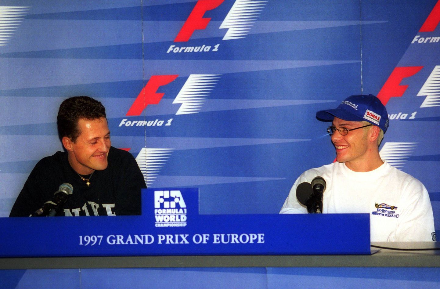 Michael Schumacher ja Jacques Villeneuve 1997. aasta Euroopa GP eelsel pressikonverentsil.