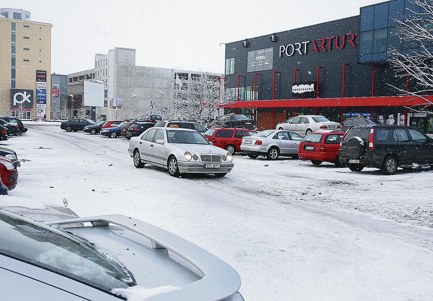 Pärnu linnavalitsus tahab Port Arturi kõrval asuva platsi, mida kasutatakse tasuta parklana, raha teenima panna.