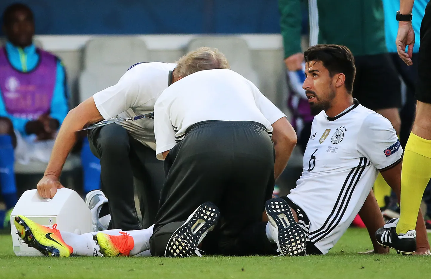 Sami Khedira Saksamaa koondise arstide hoole all.