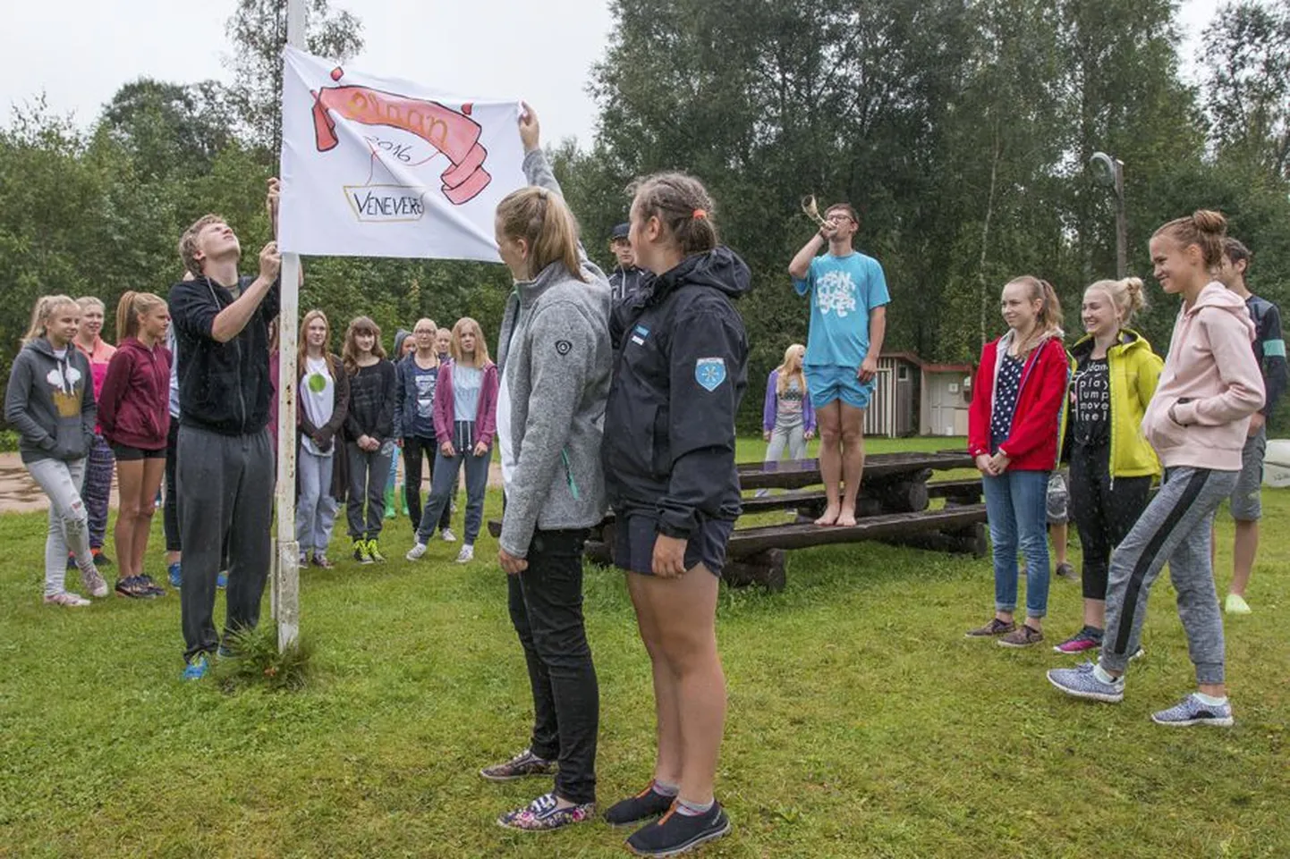 Vihmasel kolmapäevahommikul heiskasid noored suvepäevade lipu, mille nad ise disainisid.
