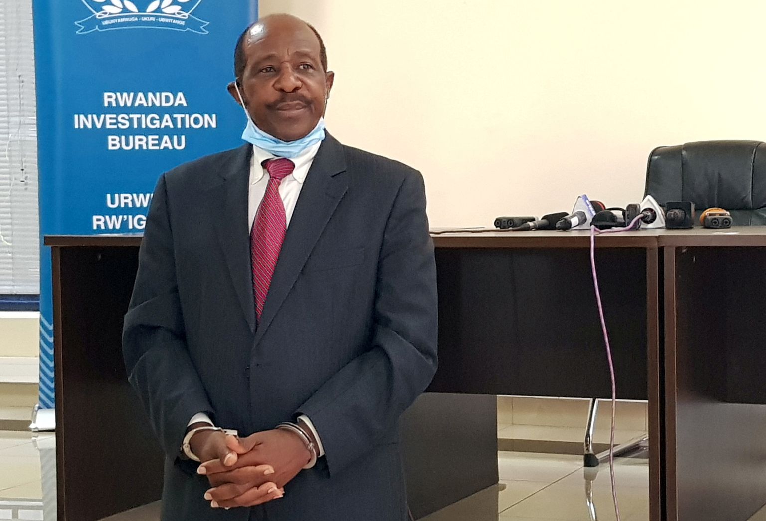 Paul Rusesabagina Rwanda pealinnas Kigalis juurdlusbüroo peakorteris 2020. aasta 31. augustil, mil teda meediale käeraudades näidati. Pilt on illustreeriv.