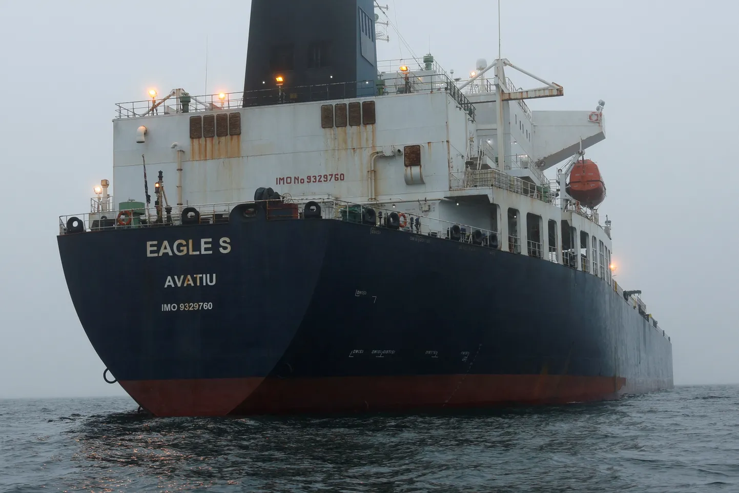 Танкер Eagle S в Балтийском море после того, как был выведен из строя подводный кабель Estlink 2. Танкер задержан финскими властями. 27 декабря 2024 года.
