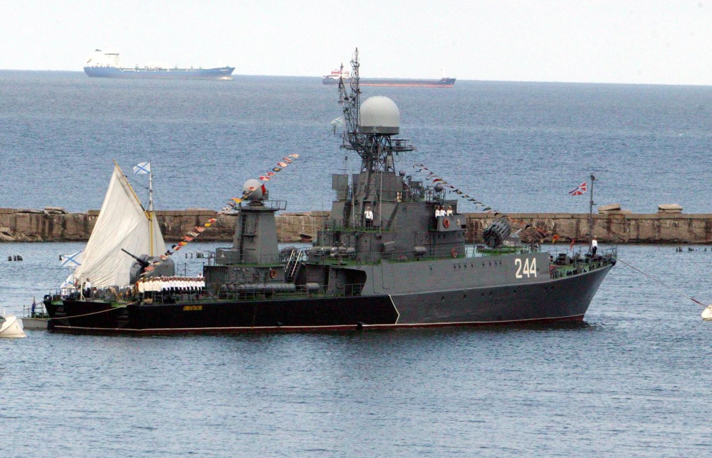 Vene mereväe väike allveelaevahävitaja MPK-105 väljumas Balti laevastiku baasist.