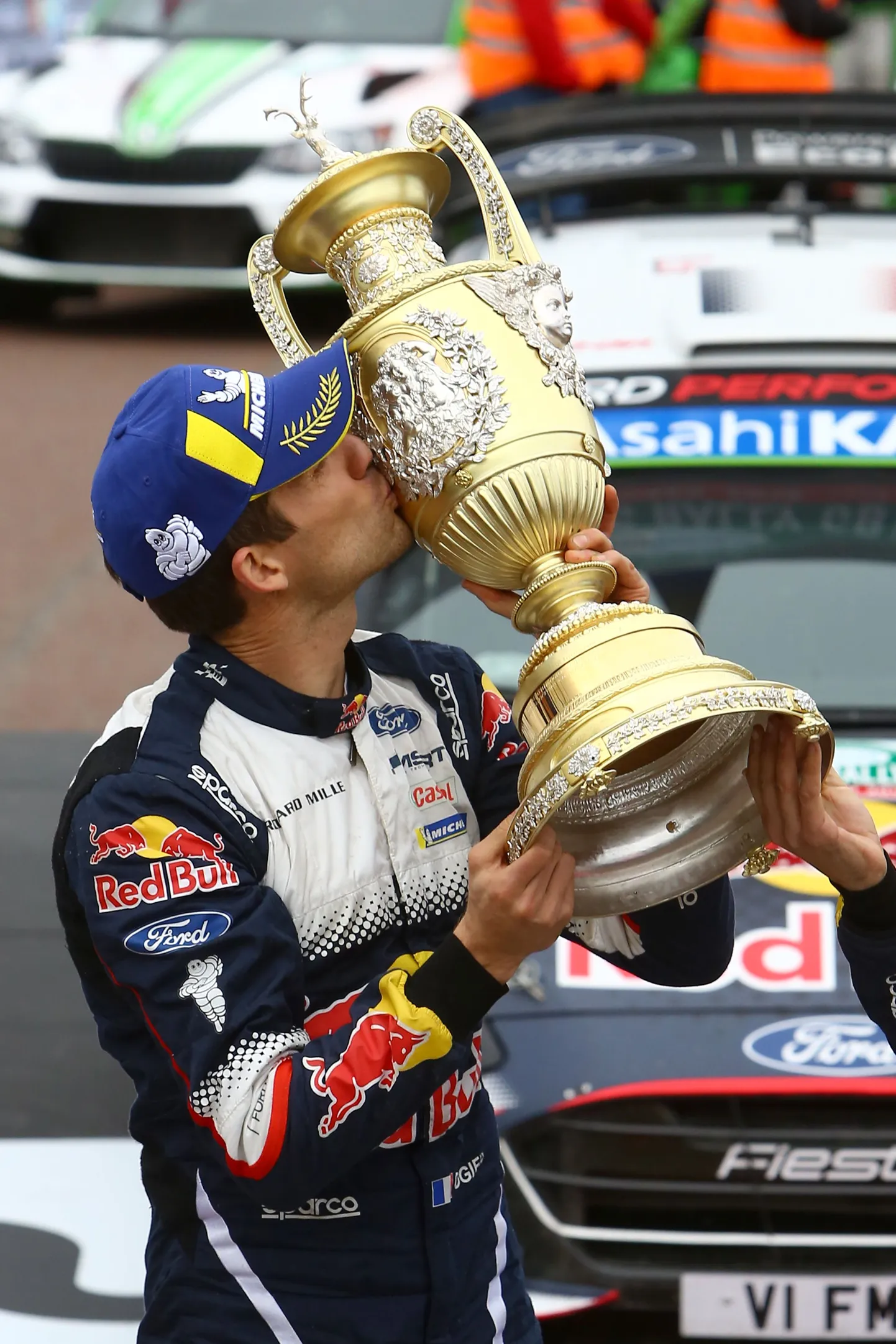 Sebastien Ogier Walesi ralli võitjakarikaga