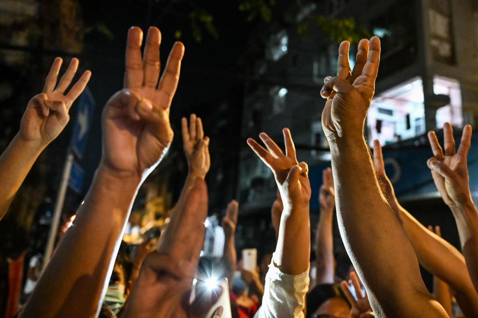 Meeleavaldajad Yangonis tegemas kolme sõrmega tervitust. 