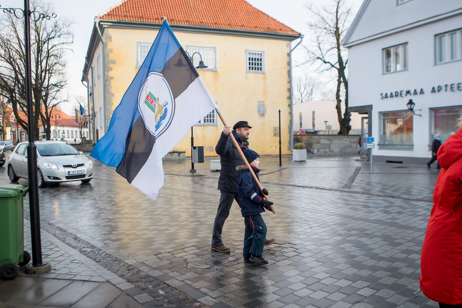 Aasta lõpul tähistas Priit Kuuse juhitav Saaremaa Merispordi Selts sünnipäeva ja vallavalitsuse hoonele heisati sel puhul seltsi lipp.