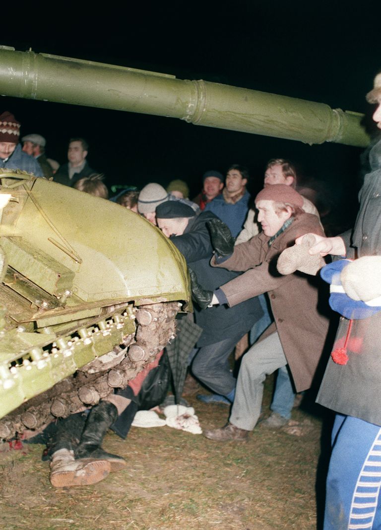 В Вильнюсе 13 января 1991 года демонстранты пытаются остановить танк, который переезжает одного из литовцев.