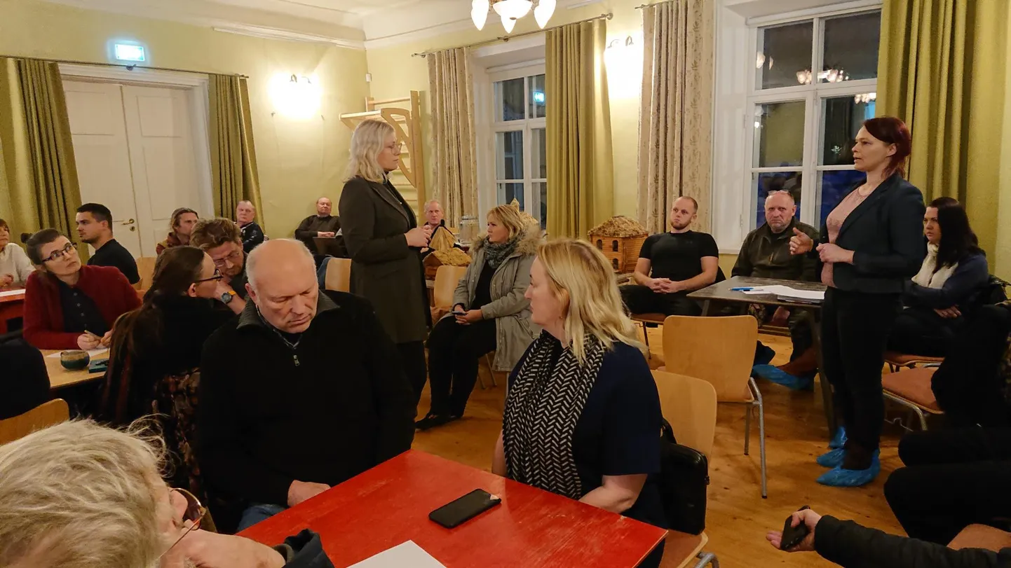 Arutelule kogunes üle poolesaja inimese, kelle elu harjutusvälja laiendus puudutaks. Arutelu juhtis vallavanem Britt Vahter (seisab vasakul), kellele esitab oma seisukohta kohalik Maarika Niidumaa.