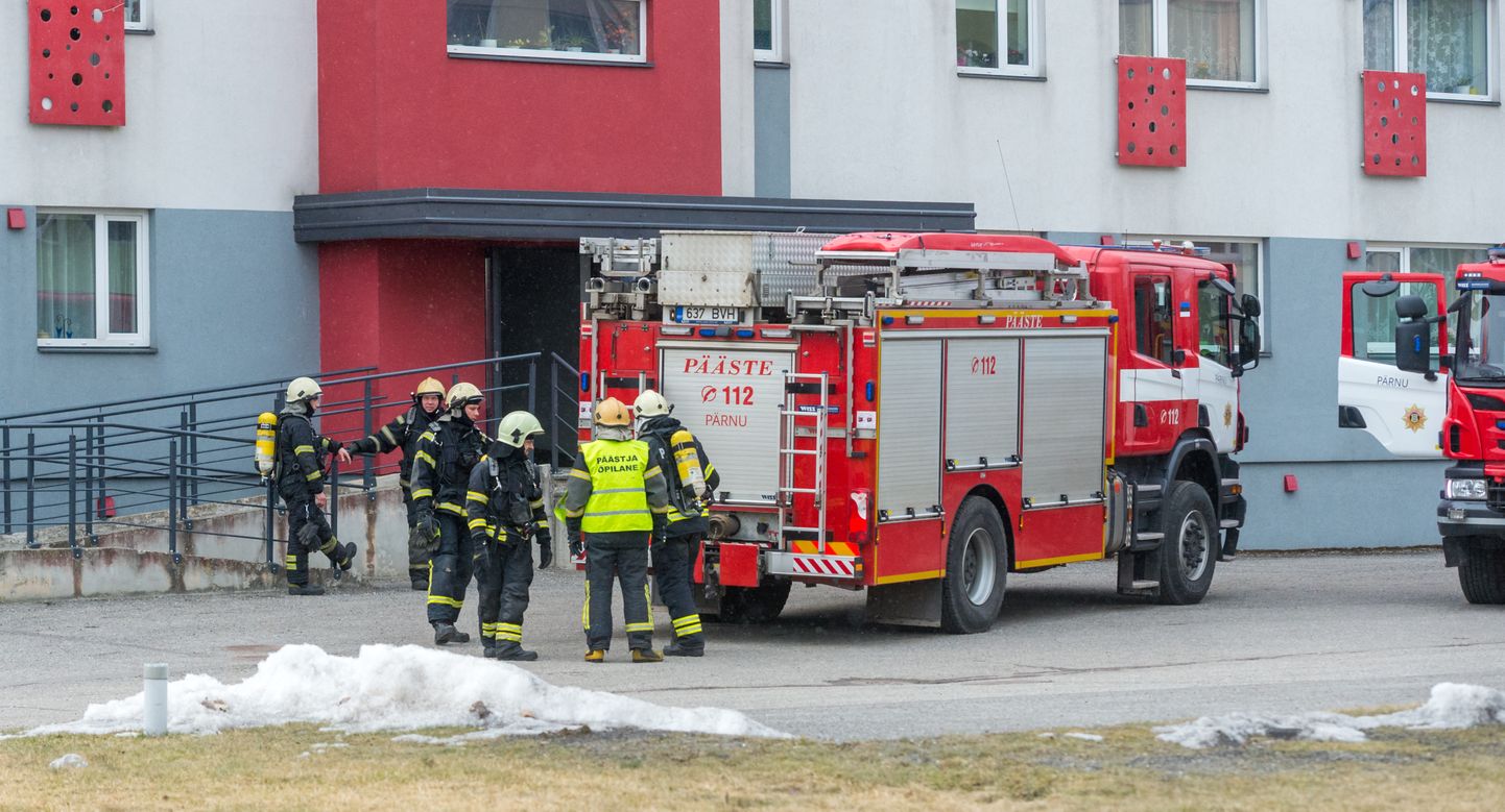 Täna pärastlõunal sai häirekeskus väljakutse Pärnust Rääma linnaosasa Rohu tänavale, kus ühe korrusmaja korter oli suitsu täis.