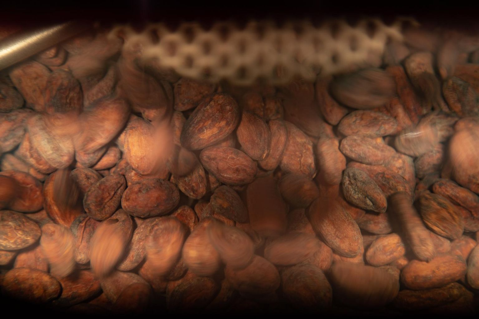 Eesti käsitööšokolaadi tootja Chocolala OÜ kasvatas möödunud majandusaastal aastavõrdluses käivet napilt: 0,2 protsenti, 812 500 euroni. Fotol Madagaskarist pärit kakaooad röstimismasinas.