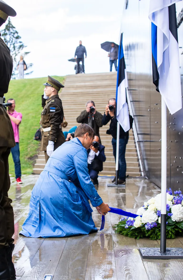 Президент Керсти Кальюлайд возлагает цветы к подножию Мемориала жертвам коммунизма на Маарьямяги