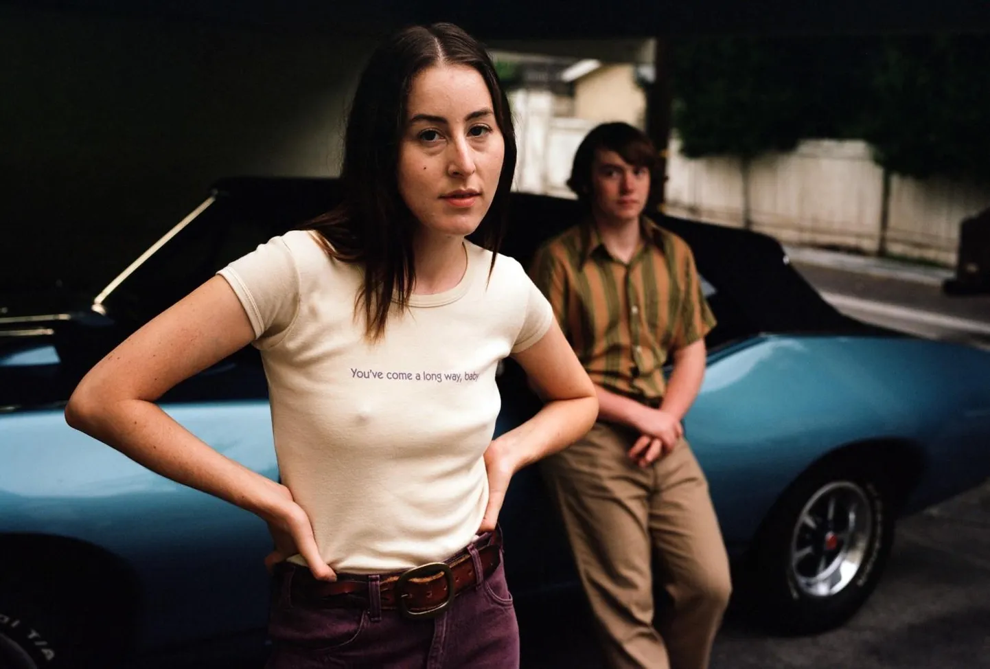 Alana Haim ja Cooper Hoffman filmis «Lagritsapitsa».