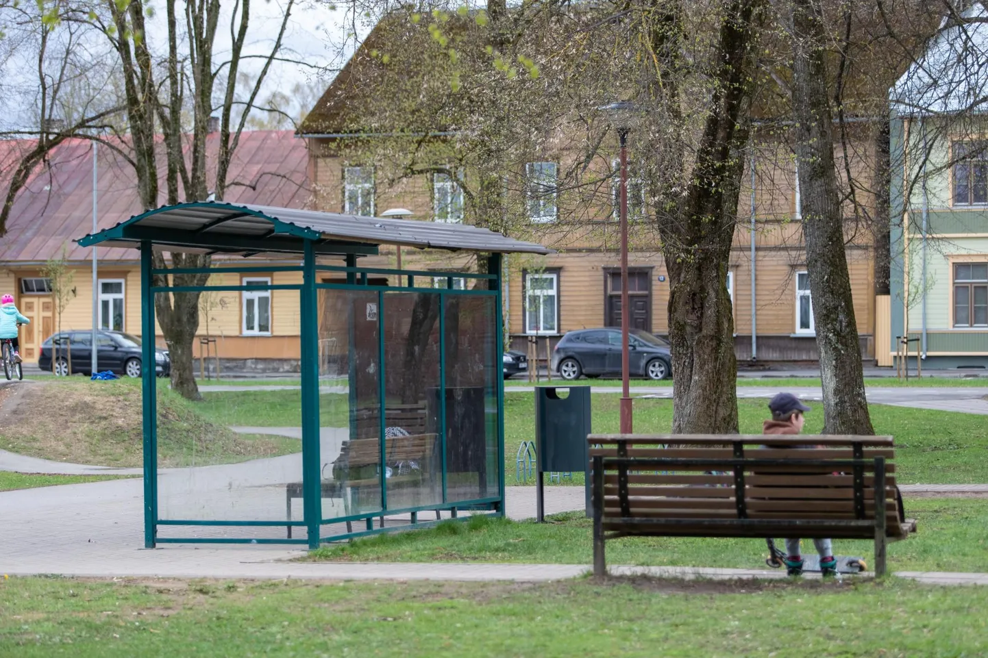 Viljandi Lastepark meelitab päeval lapsi, noori, niisama istujaid ja koeraga jalutajaid, öösiti kiputakse linnahooldajate tähelepanekut mööda seal aga lagastama ja laamendama.