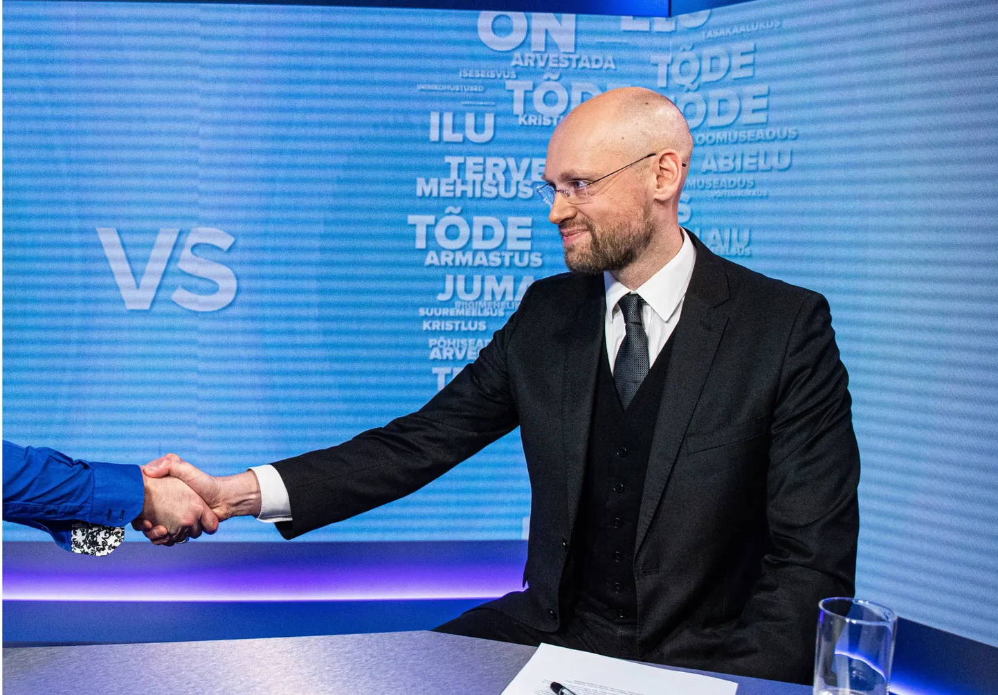 Varro Vooglaid Postimehe stuudios.