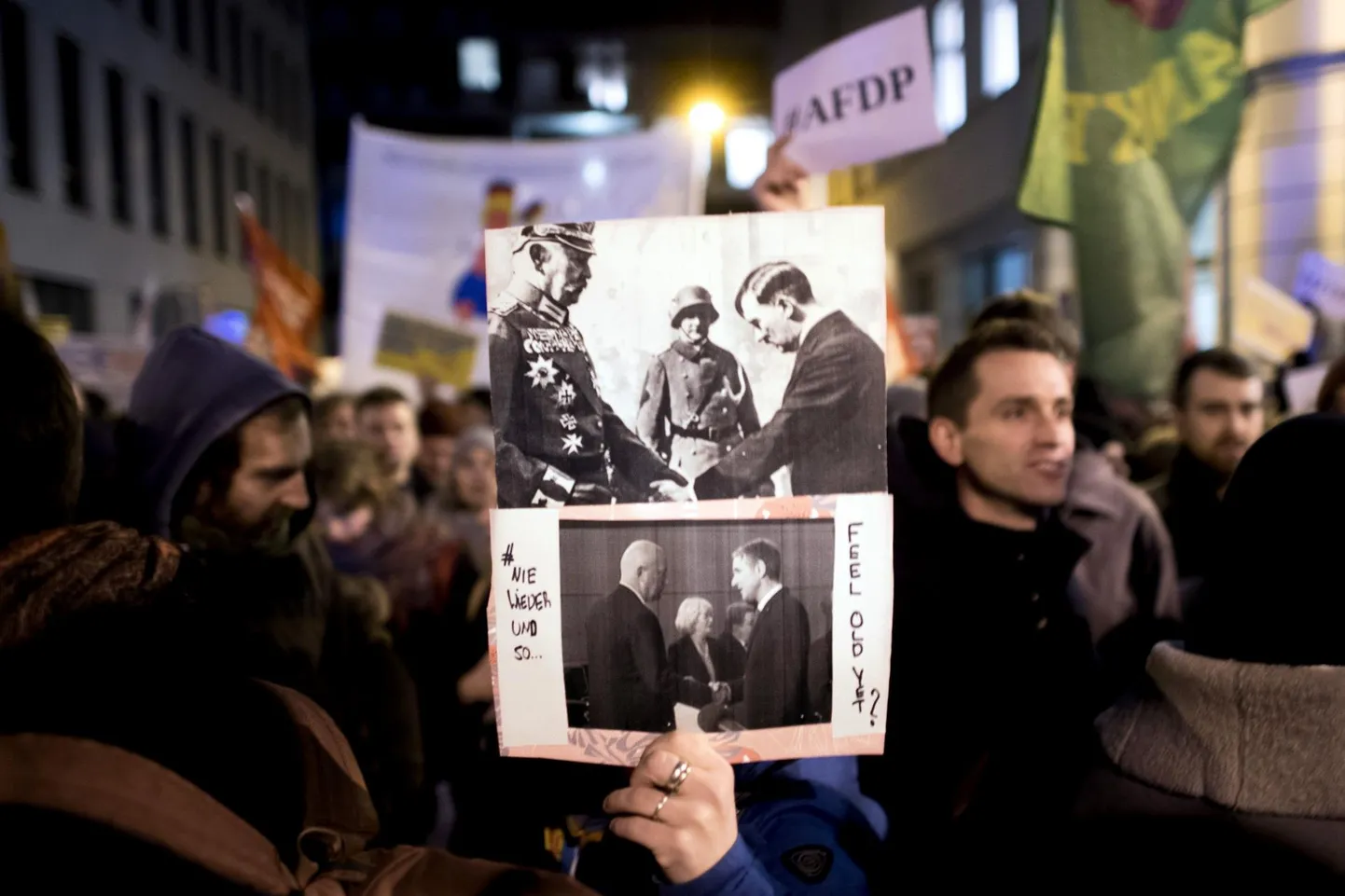 Meeleavaldajad võrdlesid Thomas Kemmerichi tõusu Tüüringi peaministriks 90 aasta taguste sündmustega, mil Adolf Hitler rajas teed võimule.