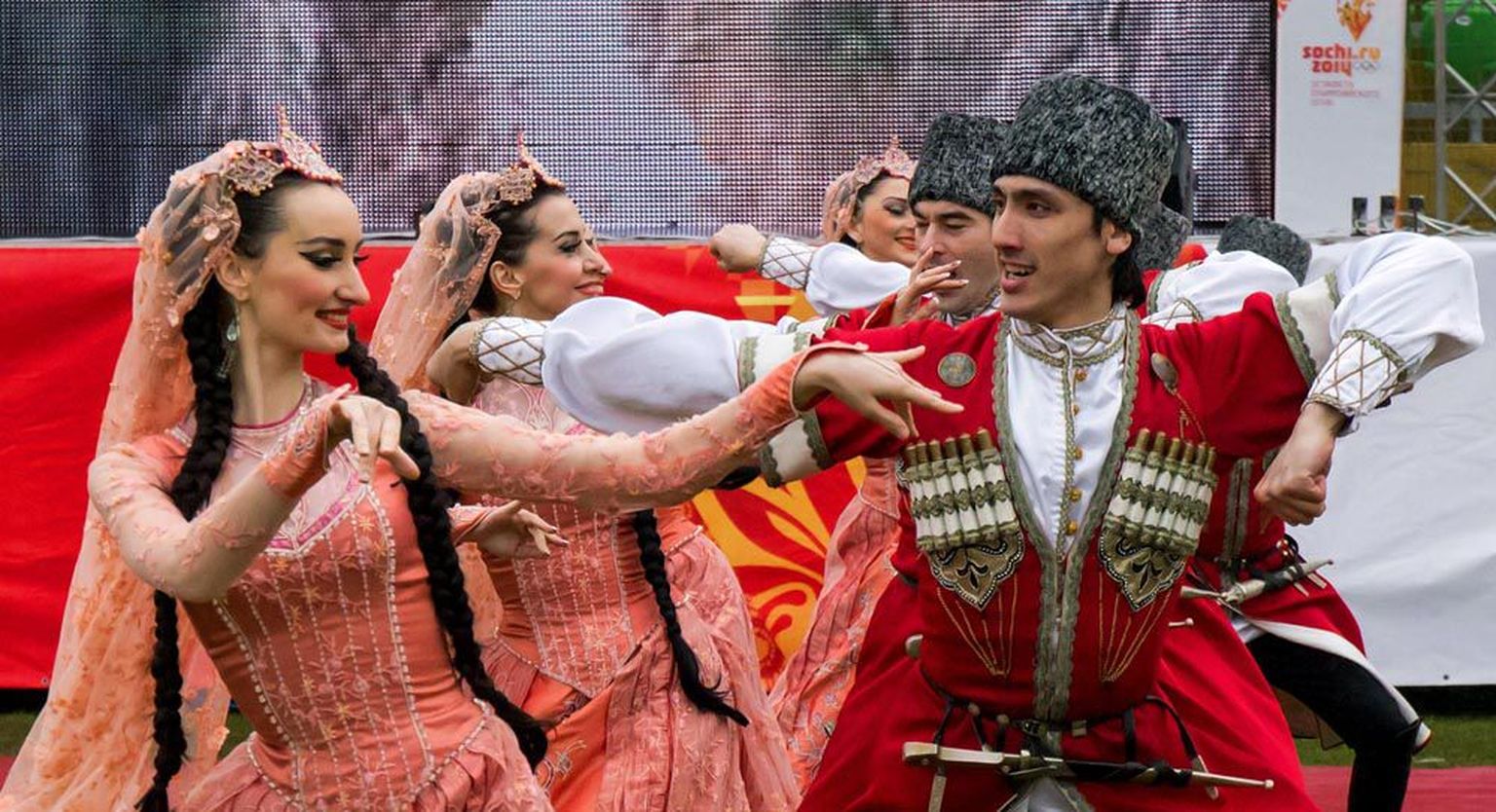 Kõigest hoolimata näeb olümpial ka Kaukaasia rõivastes esinejaid.