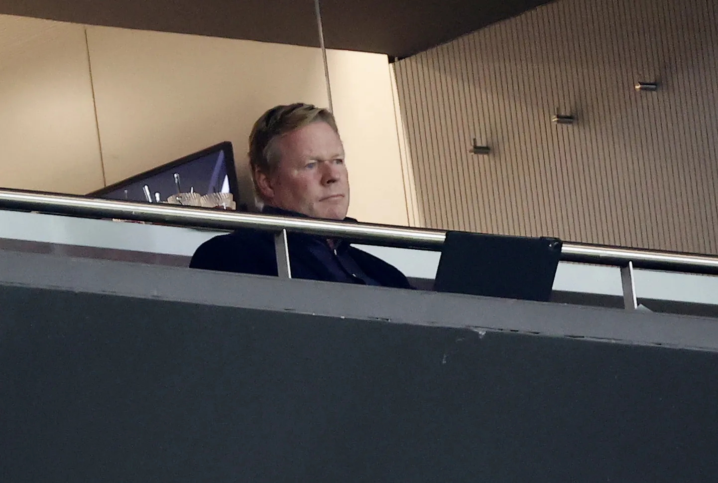 Ronald Koeman pidi eilset kohtumist tribüünilt jälgima.