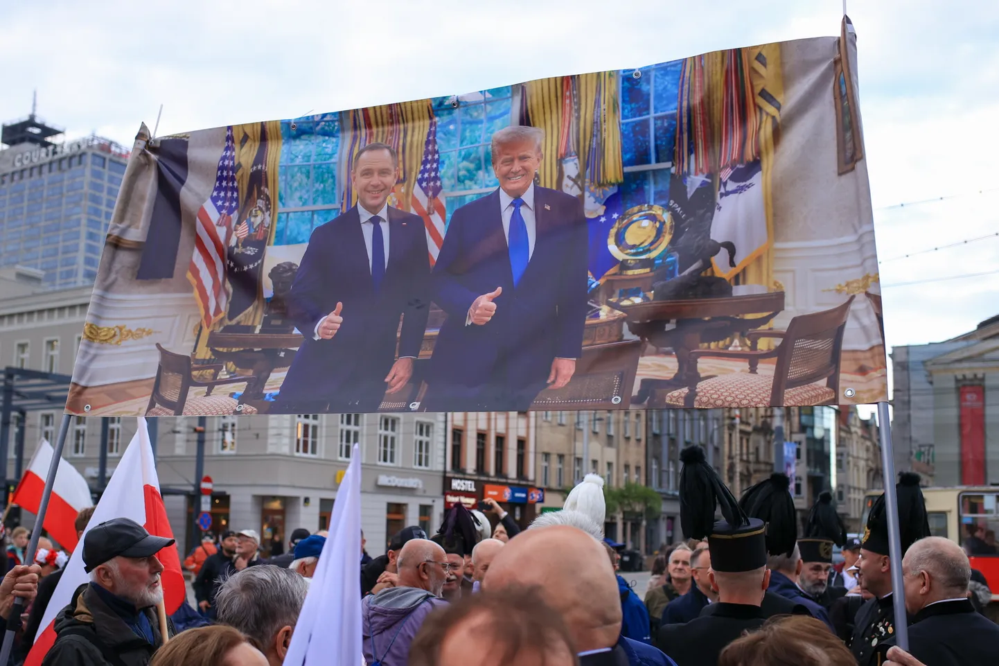 Poolakad 29. mail 2025 Katowices Karol Nawrocki ja Donald Trumpi loosungiga.