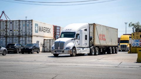 ASV negaidīti apturējusi vīzu izsniegšanu kravas automašīnu vadītājiem