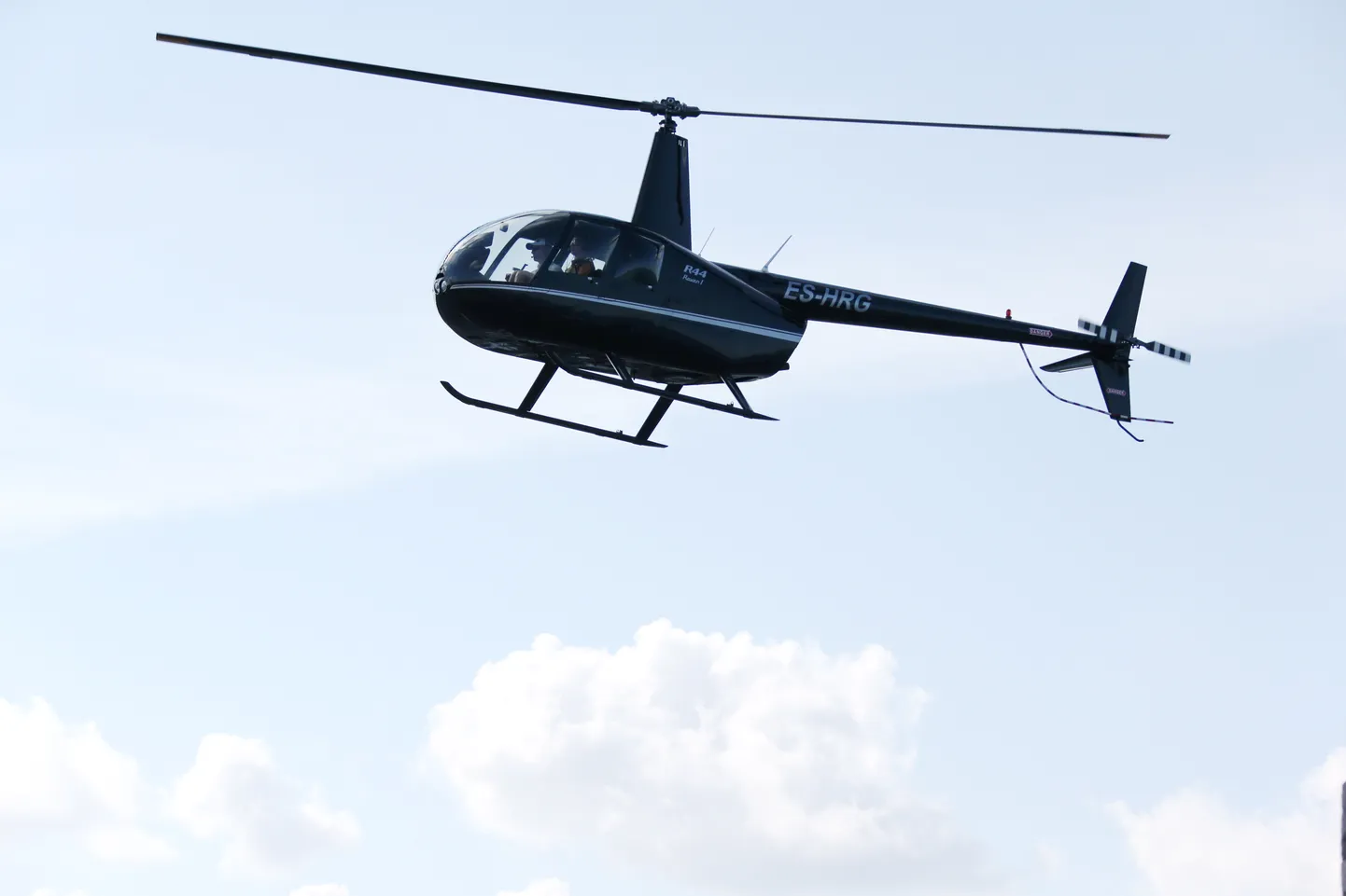По данным финской полиции, речь идет о легких вертолетах Robinson R-44 (иллюстративное фото).
