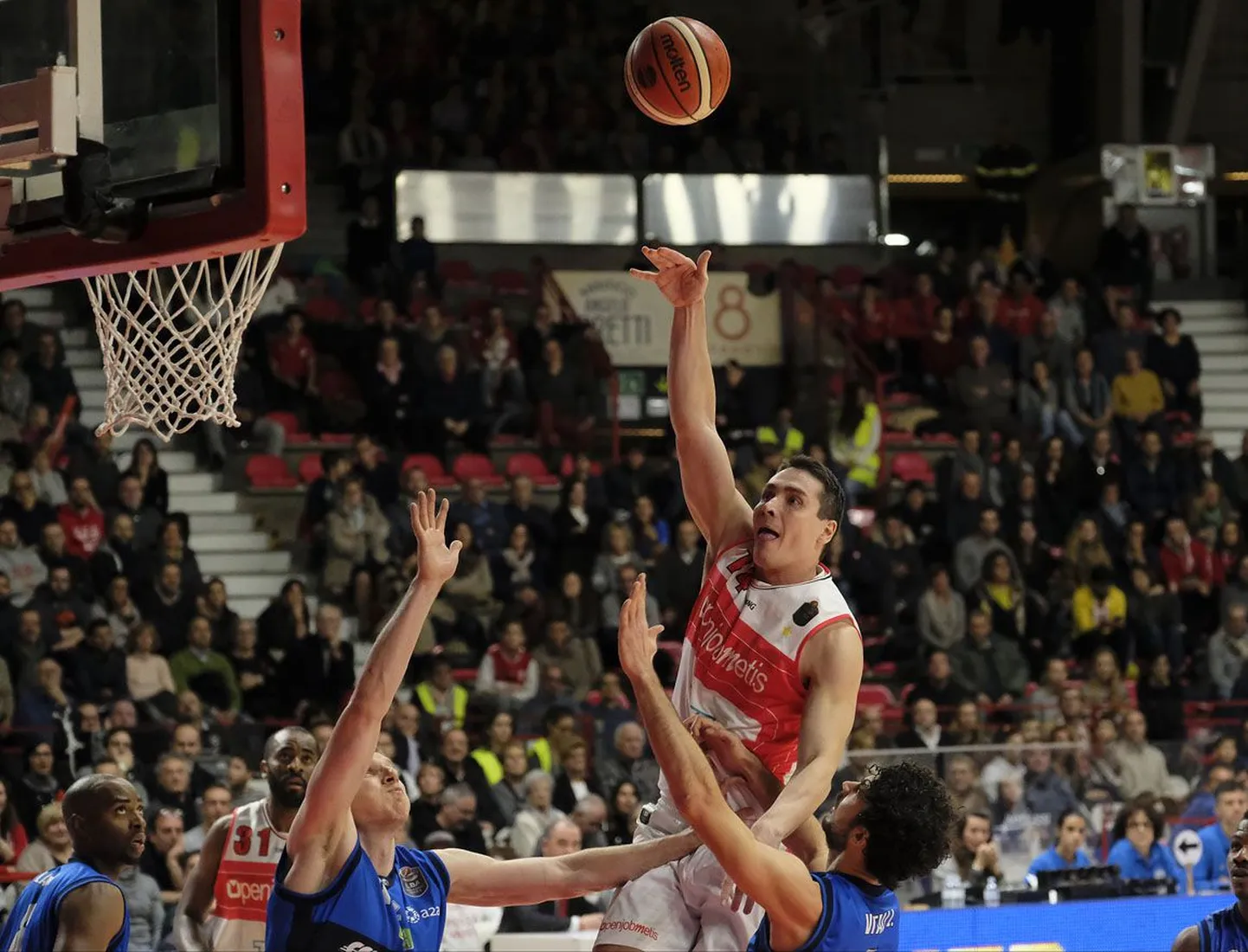 Kristjan Kangur (viskel) Varese meeskonna särgis.