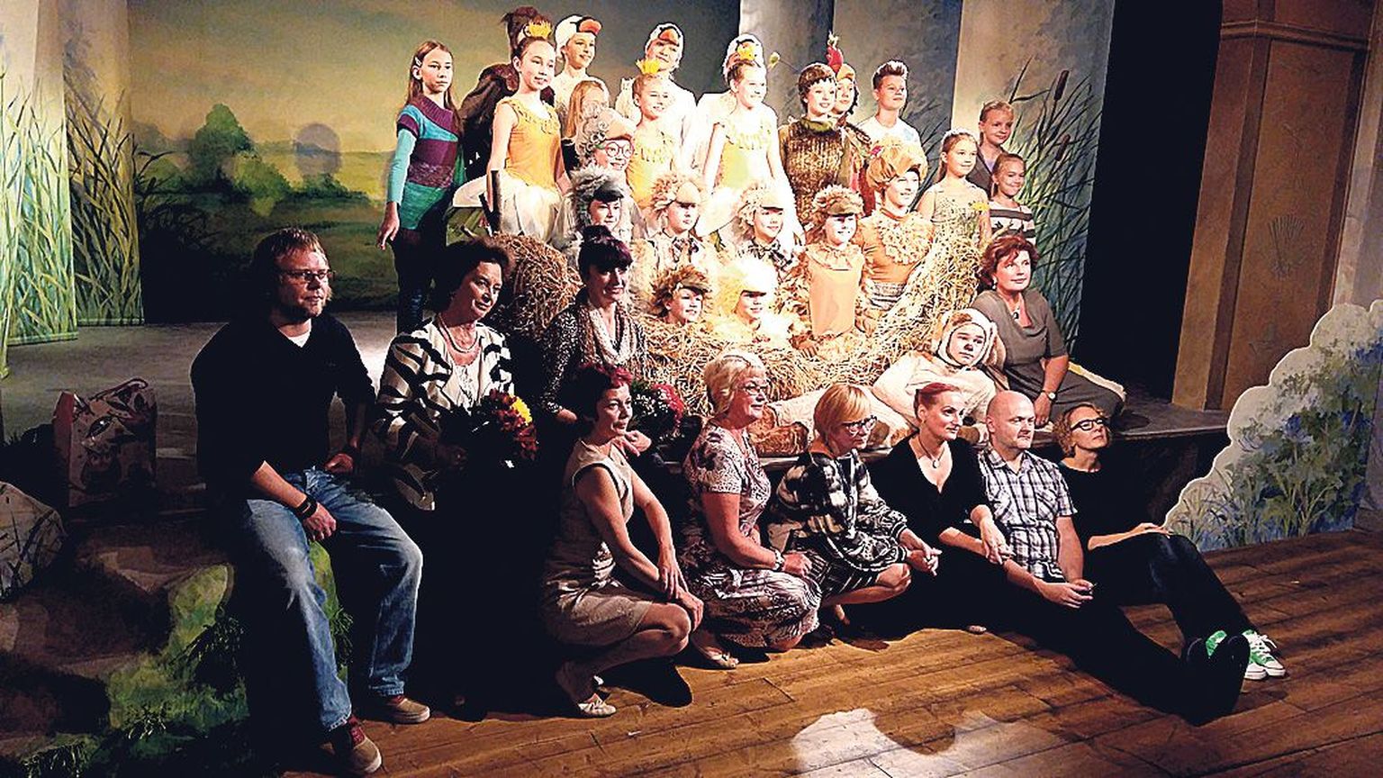 Teatri Kodu lavale kogunesid pärast esietendust ühispildile «Inetu pardipoja» värvikirevates kostüümides osalised ning lavastuse loomisele kaasa aidanud täiskasvanud eesotsas lavastaja-koreograafi Jelena Karpovaga (esireas vasakult esimene).