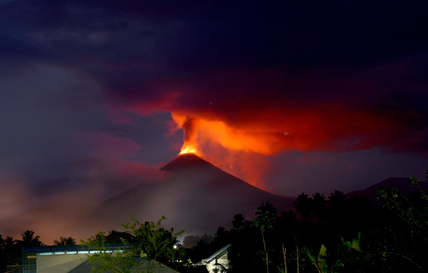 Vulkāna izvirdums Indonēzijā 16. decembrī